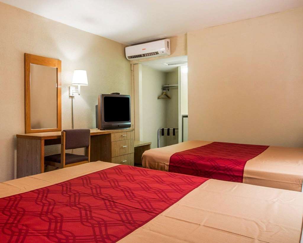 Econo Lodge Atlanta College Park - photo 12