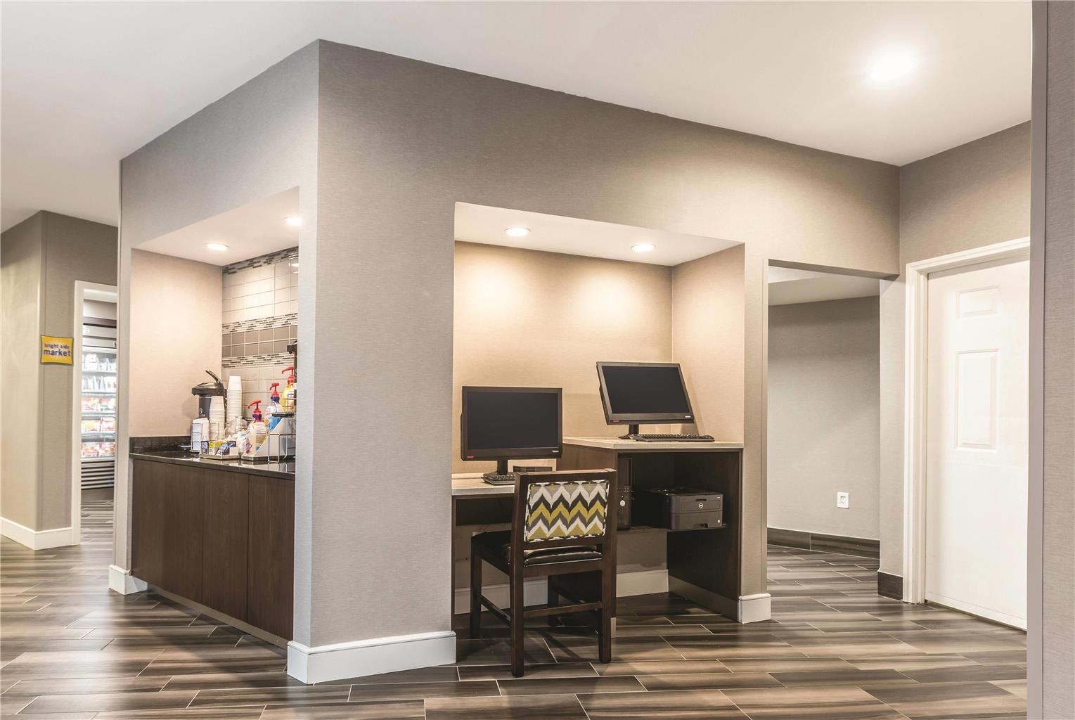 La Quinta Inn & Suites by Wyndham Atlanta Alpharetta - photo 47