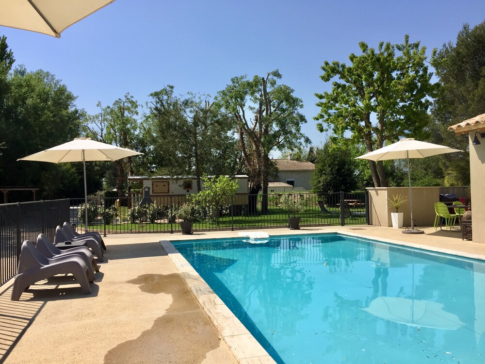 Des Roulottes en Provence - carbon neutral hotel in Barbentane