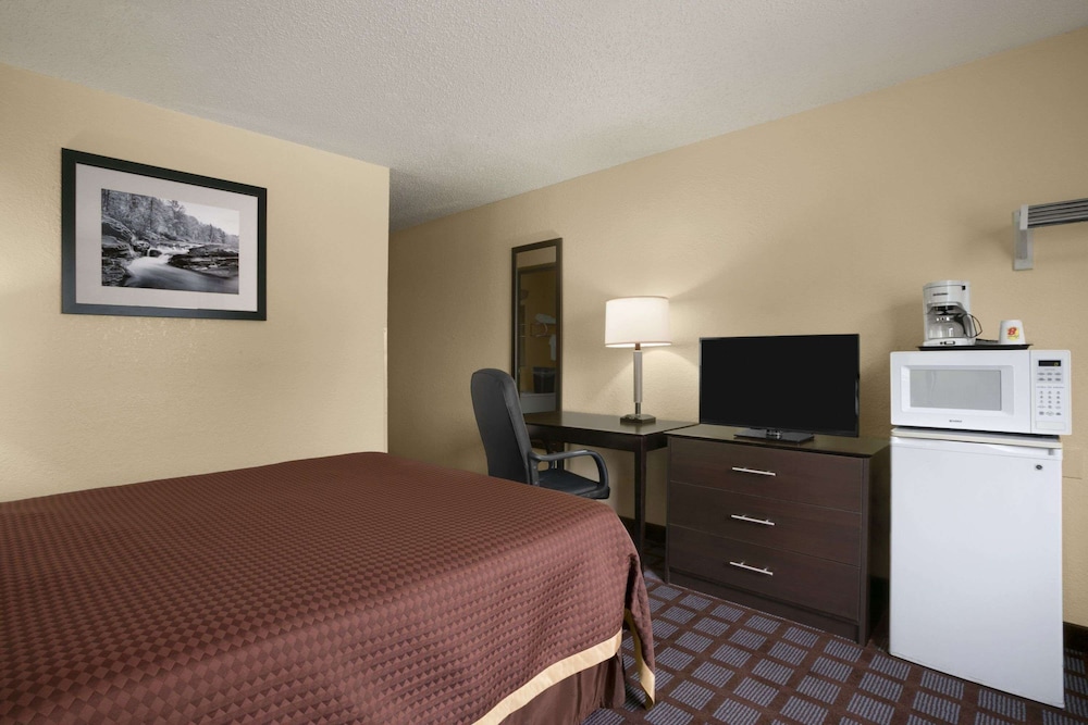Super 8 by Wyndham Saginaw - photo 24