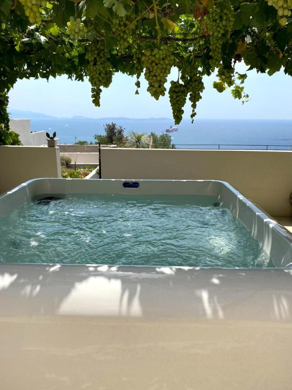 Suite Love Spa Vue Mer Piscine 3 — 4-Star Luxury Hotel in Marseille, France