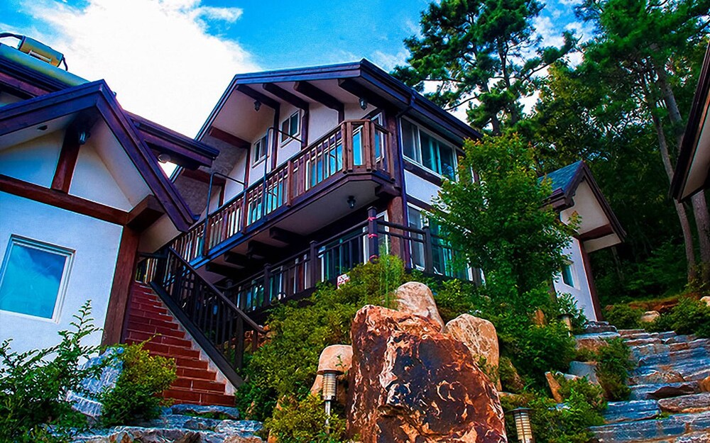 Tongyeong Yehyang Pension — 4-Star Luxury Hotel in Kyosai, South Korea