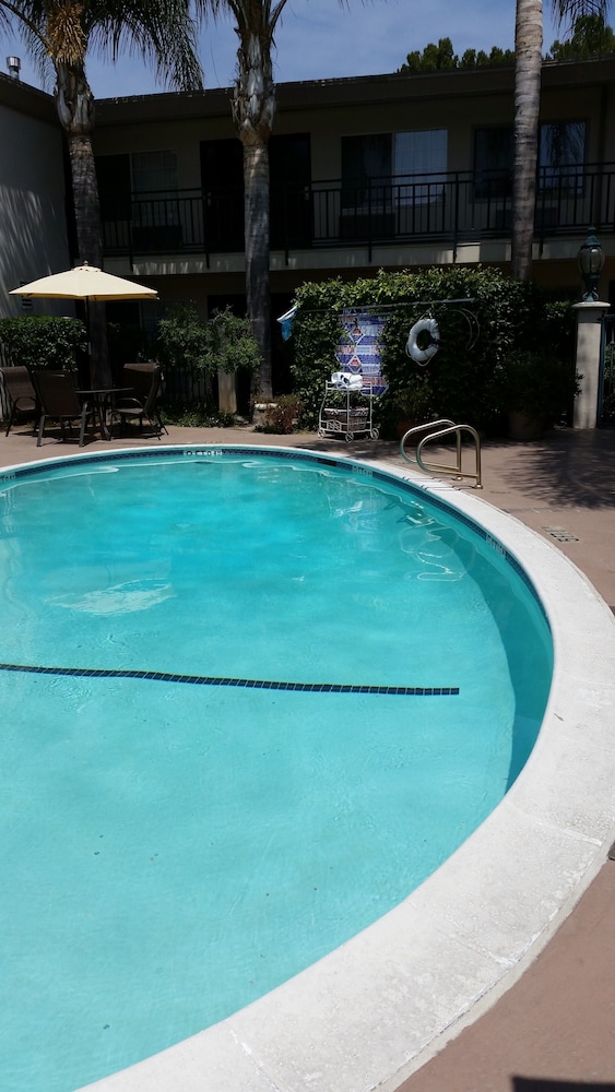Tarzana Inn - photo 17