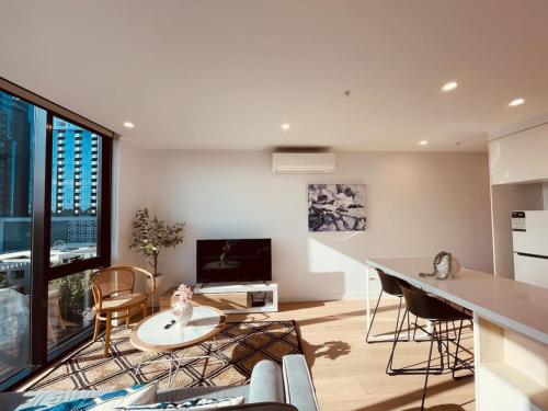 Cozy 1 Bed Flat with City Views — 4-Star Luxury Hotel in Box Hill, Australia