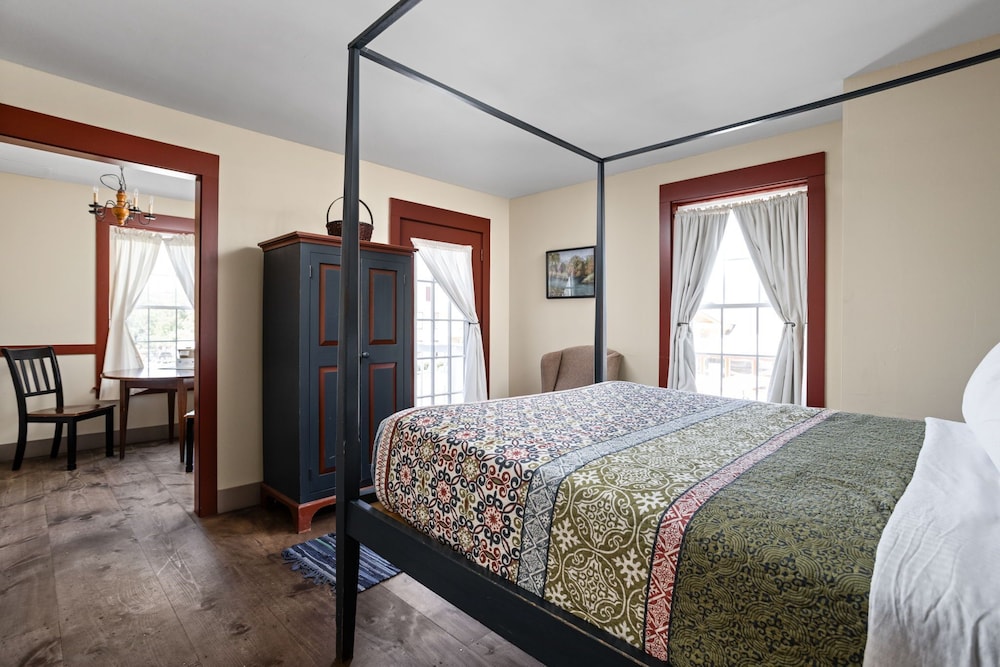 Artists Colony Inn & Restaurant - photo 8