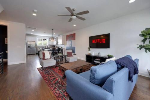 WeHo Nashville Home Geodis Park Private Movie Theater 10min to Broadway Sleeps 10 — 4-Star Luxury Hotel in Nashville, United States