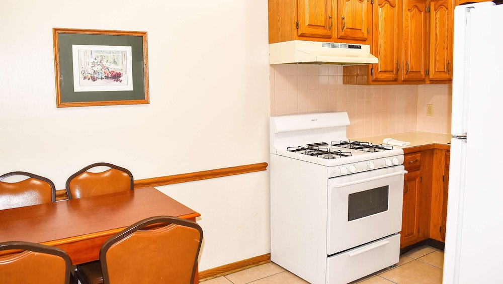 Magnuson Hotel Extended Stay Canton Ohio - photo 11