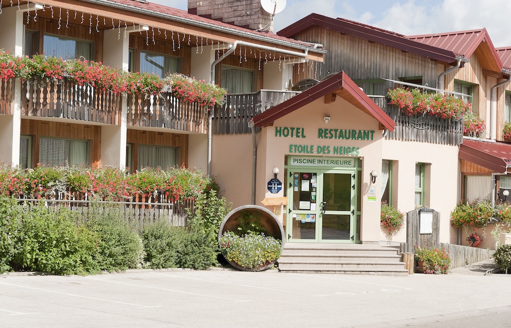 Etoile des Neiges - carbon neutral hotel in Doubs