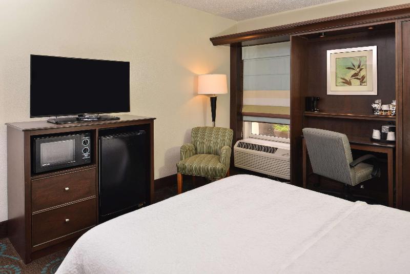 Hampton Inn & Suites Newport News - photo 34