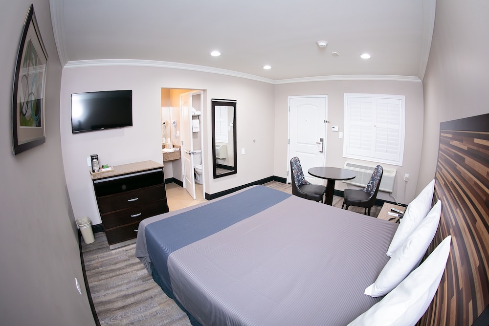 Diamond Bell Inn & Suites - photo 9
