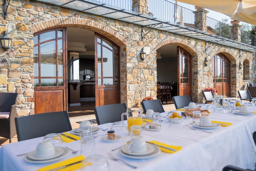 Agriturismo Cima alla Serra — 4-Star Luxury Hotel in Buti, Italy