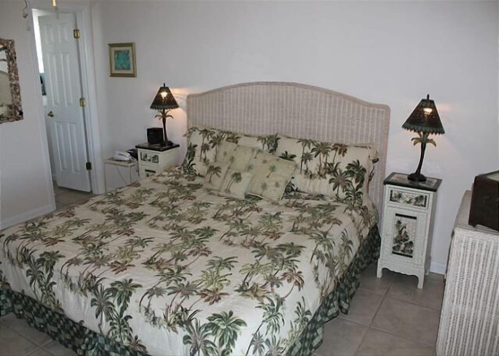 Pet Friendly Oceanfront 3 Bed 2 Bath Ocean Paradise - photo 6