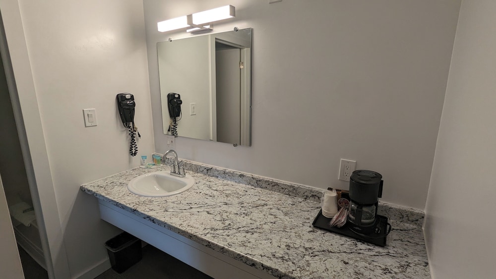 Travelodge by Wyndham Salina - photo 24