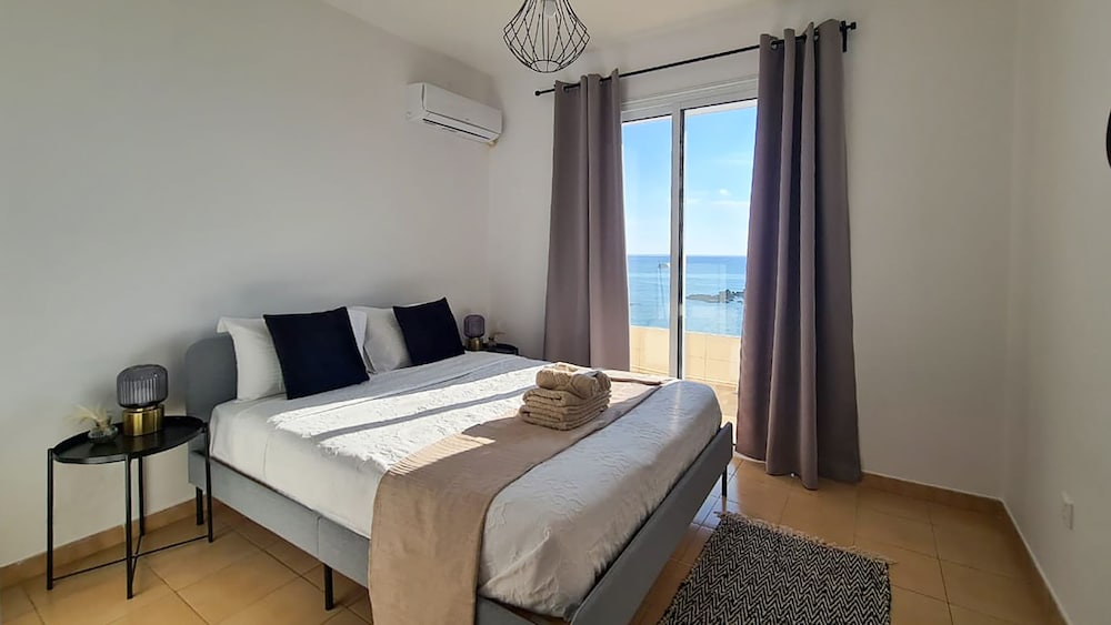 Phaedrus Living: Seaview Luxury flat Paphinia 204
