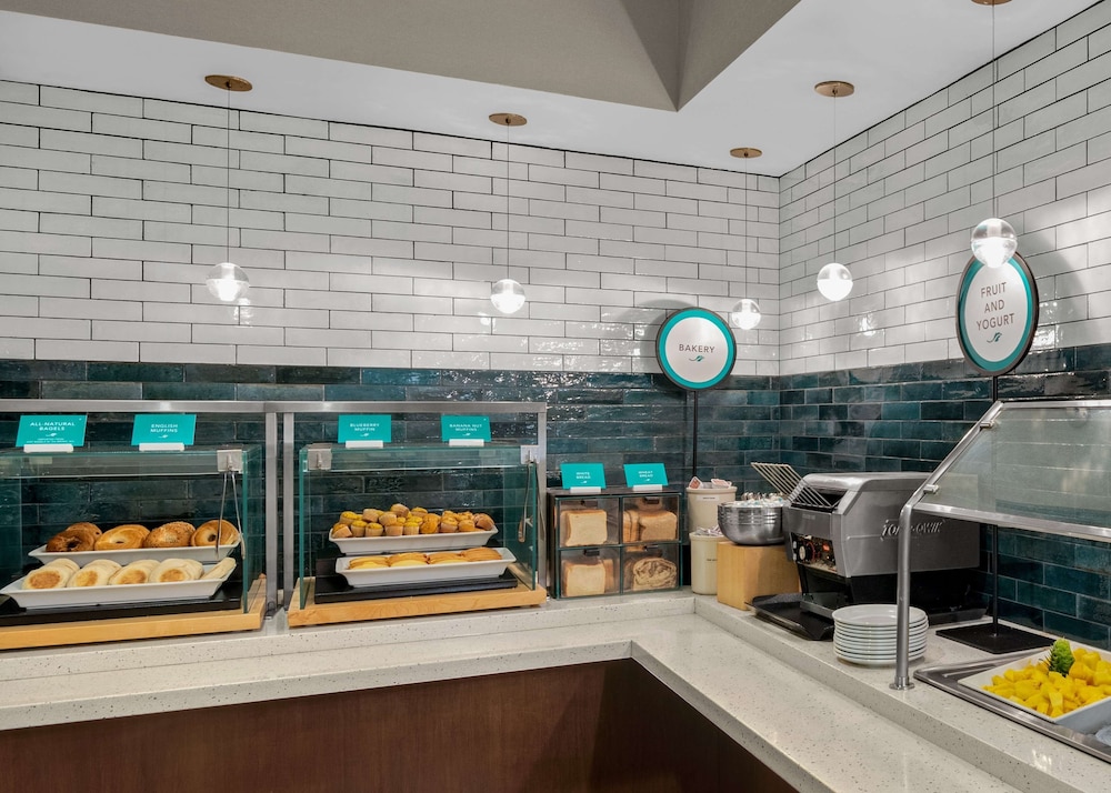 Embassy Suites Newark Airport - photo 31