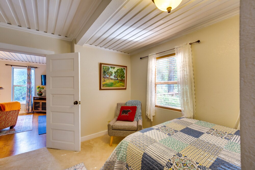 Historic Mapleton Cottage with River Views and Hot Tub — 4-Star Luxury Hotel in Mapleton, United States