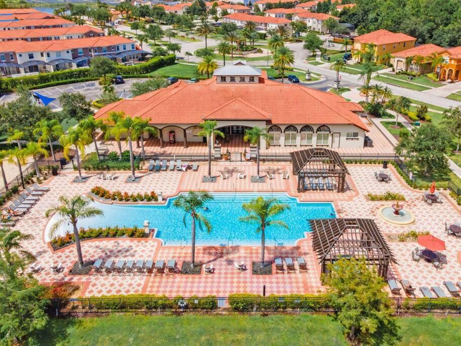 6 Bedroom Luxury Pool Home Ensuite Bathrooms — 4-Star Luxury Hotel in Kissimmee, United States