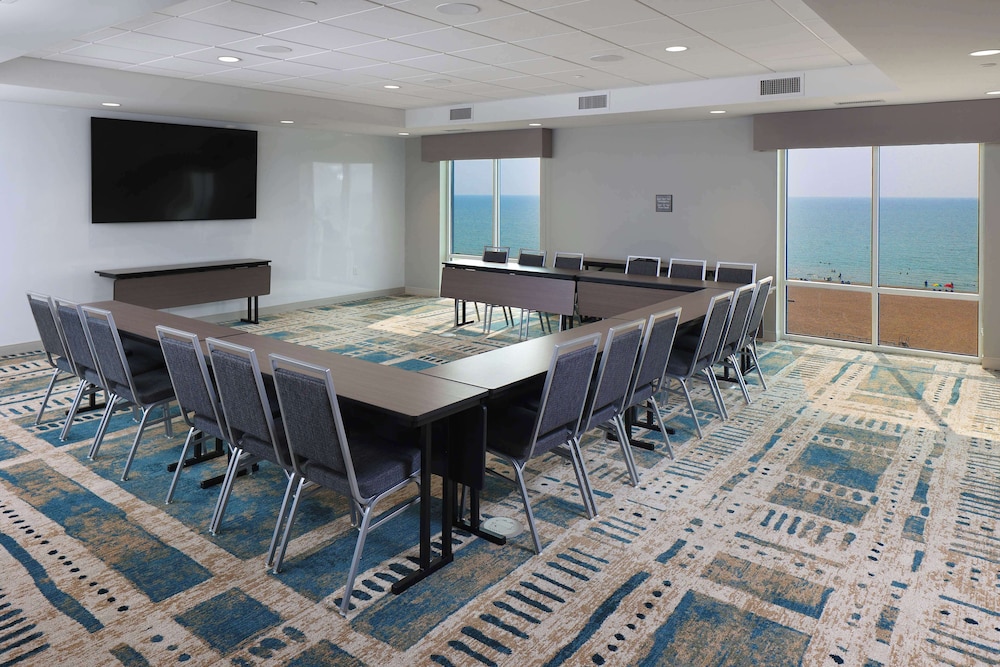Hampton Inn & Suites Manistee Waterfront - photo 43