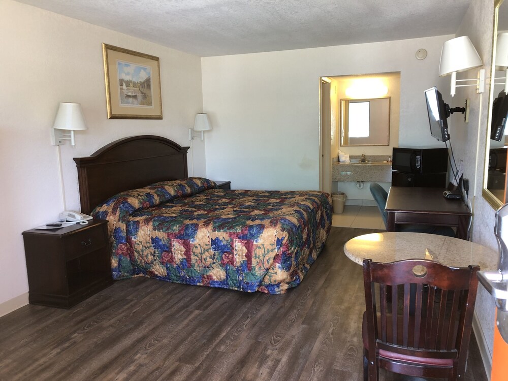 Executive Garden Titusville Hotel - photo 13