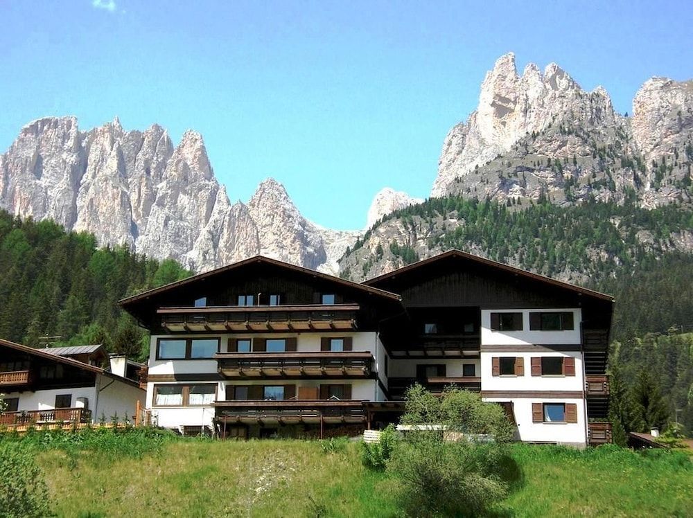 Residence La Zondra — 4-Star Luxury Hotel in Pozza Di Fassa, Italy