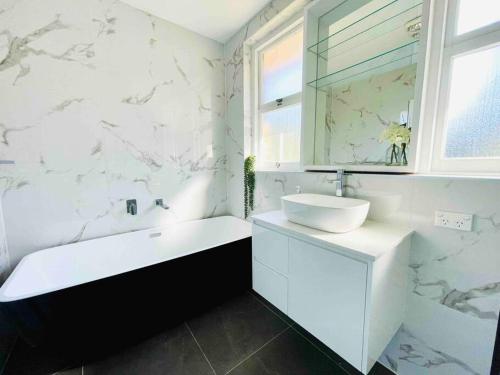 Renovated charming & cozy house — 4-Star Luxury Hotel in Sydney, Australia