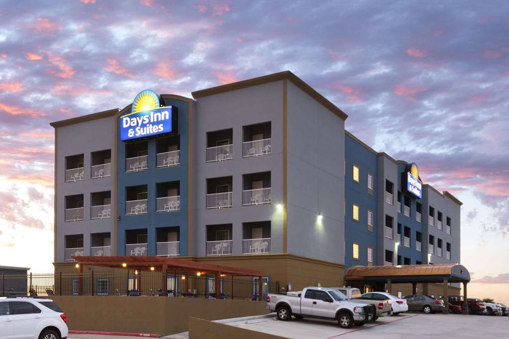 Days Inn & Suites by Wyndham Galveston West Seawall — hotel in Galveston