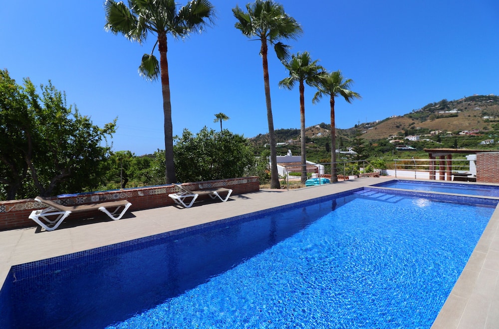 Villa el Crucero with pool and Jacuzzi SpainSunRentals 1035 — 4-Star Luxury Hotel in Nerja, Spain