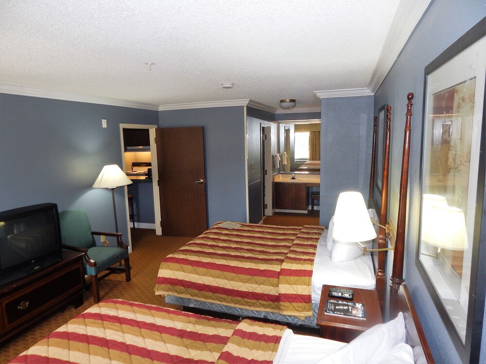 Richmond Suites Hotel - photo 10