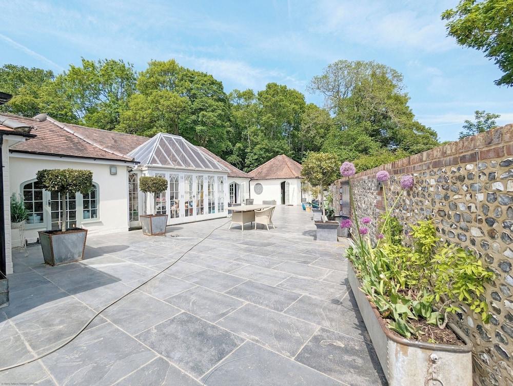 Unique Stay for Large Groups Please Enquire - last minute hotel in Chichester