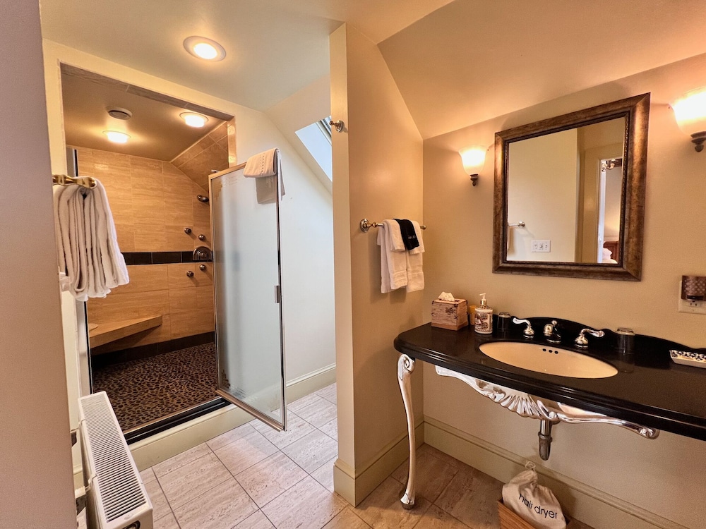Four Columns Inn - photo 46