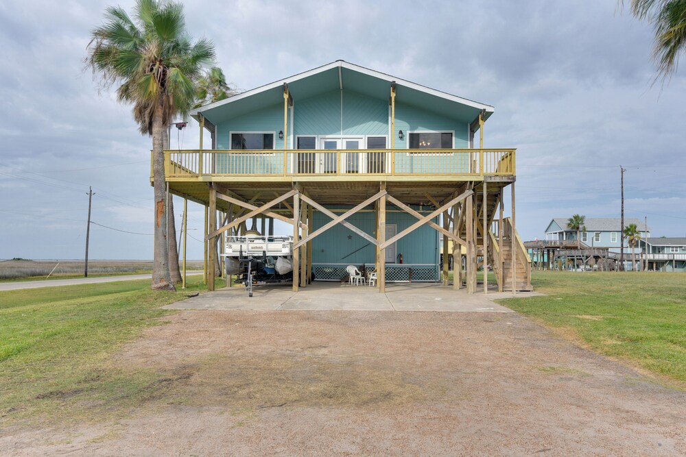 Near Boat Ramp Home with Deck and Grill in Freeport — 4-Star Luxury Hotel in Freeport, United States