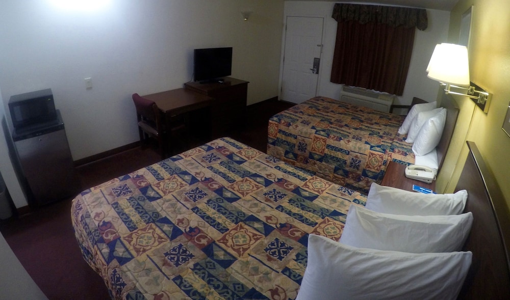 Rodeway Inn Goddard - photo 12