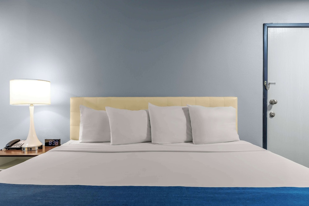 Days Inn & Suites by Wyndham Flagstaff Near University - photo 6