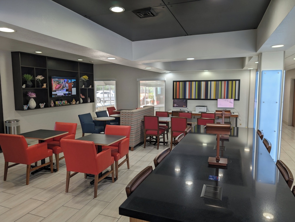 Holiday Inn Express Hotel & Suites by IHG - photo 25