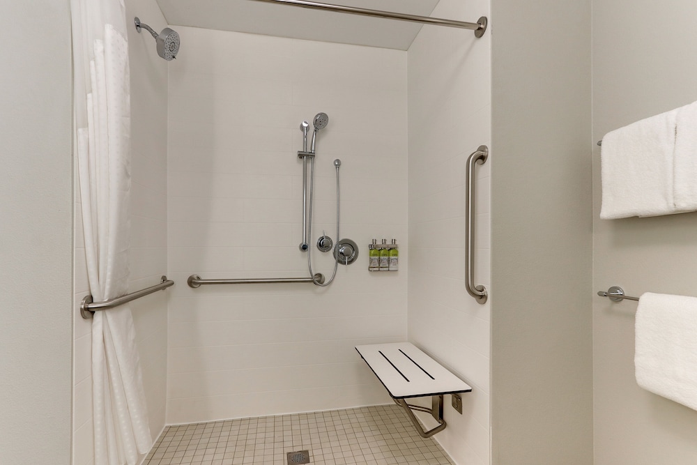 Holiday Inn Express & Suites Roanoke Civic Center by IHG - photo 35