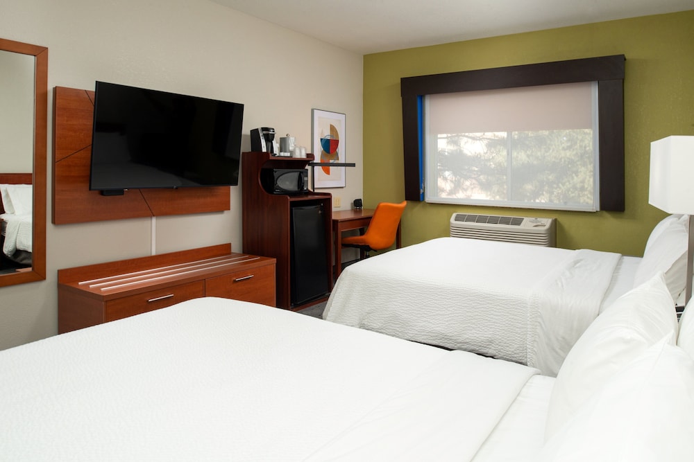 Holiday Inn Express Suites Farmington - photo 13