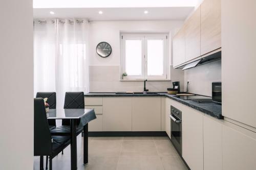 Daisy Apartment Cozy Apartment with Balcony Molfetta — 4-Star Luxury Hotel in Molfetta, Italy