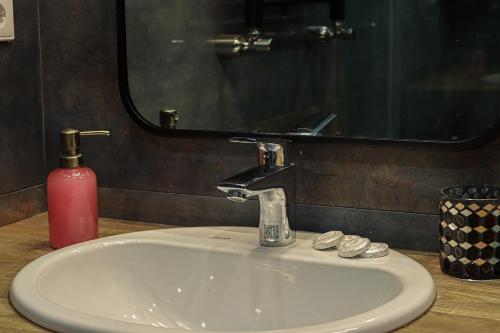 Stylish 2BR Apt in Vake Central Tbilisi By Wehost