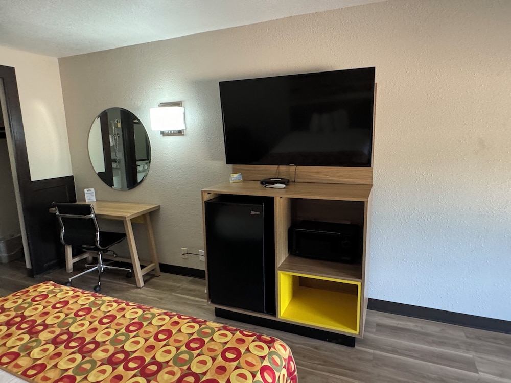 Days Inn by Wyndham Longview South - photo 8