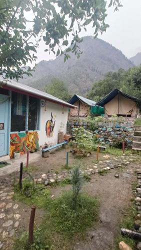 Four season cafe - last minute hotel in Unknown City