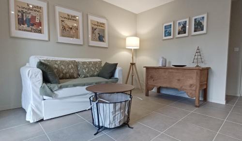 Studio Au Pied du Chateau. in Saint-Aignan, France