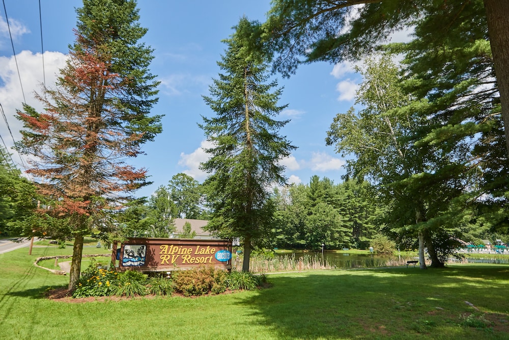 Alpine Lake RV Resort - carbon neutral hotel in Corinth