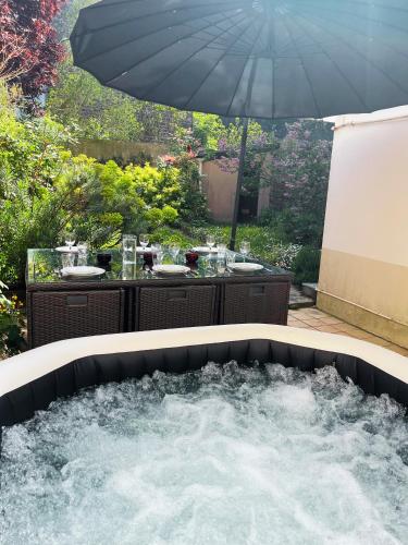 Ideal Plage Jardin & Jacuzzi Proche Plage Et Thalasso 1 a 6 Personnes in Saint-Malo, France