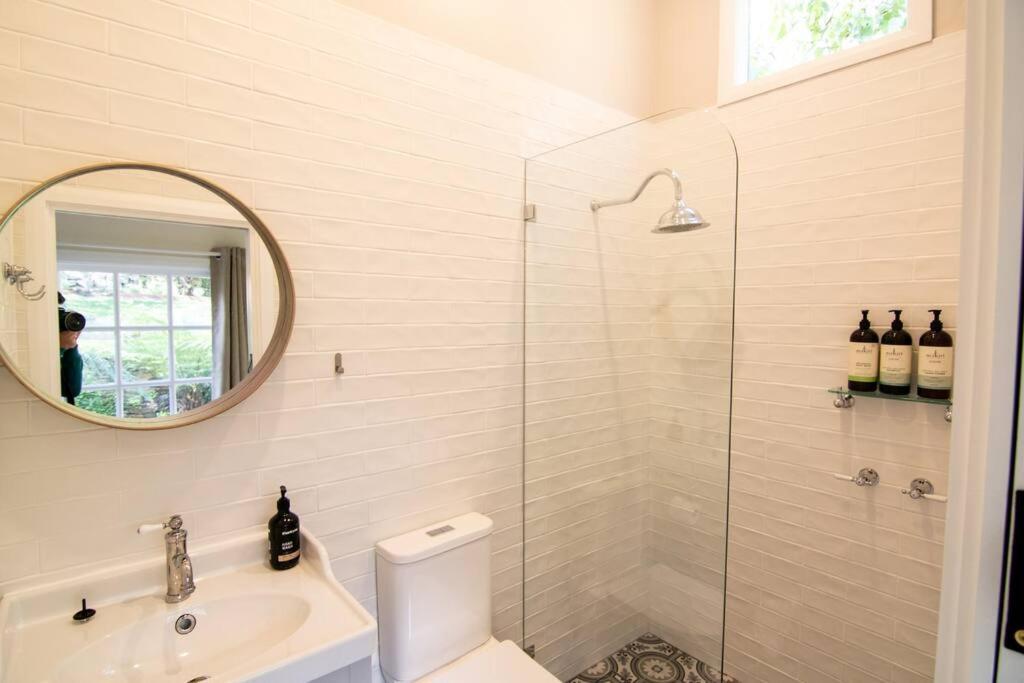 Bottlebrush Cabin cosy private cabin in the trees — 4-Star Luxury Hotel in Leura, Australia