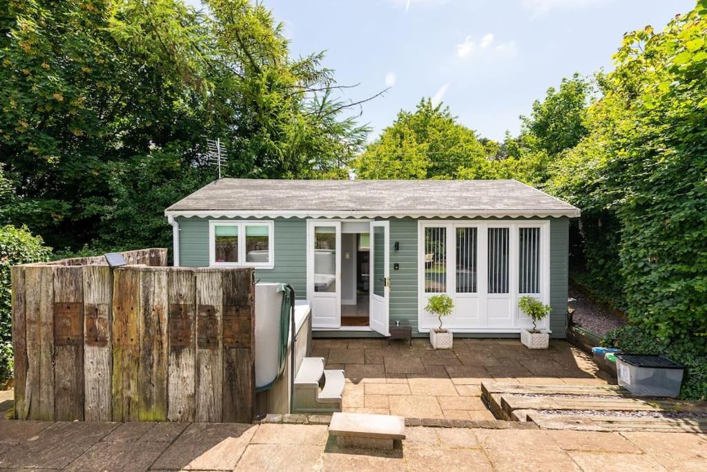 The Summerhouse countryside retreat with private hot tub