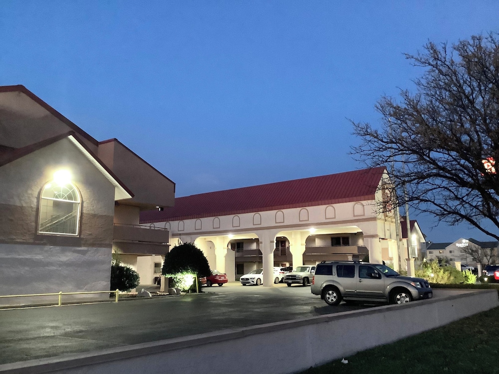 HomeTowne Studios by Red Roof Amarillo West - photo 22