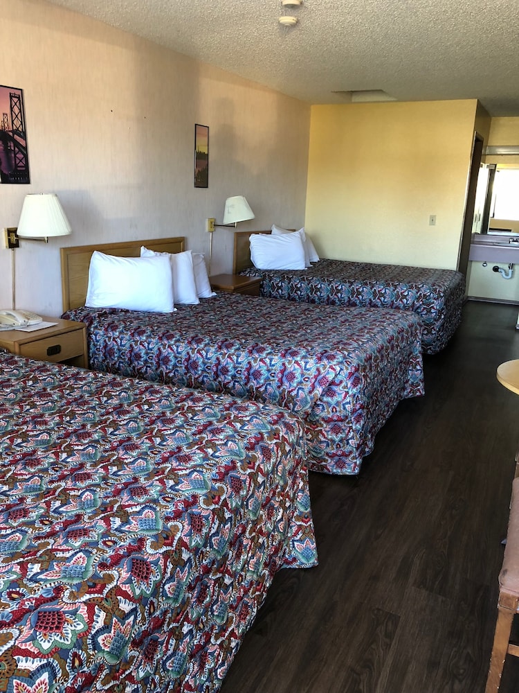 Sumner Motor Inn - photo 4
