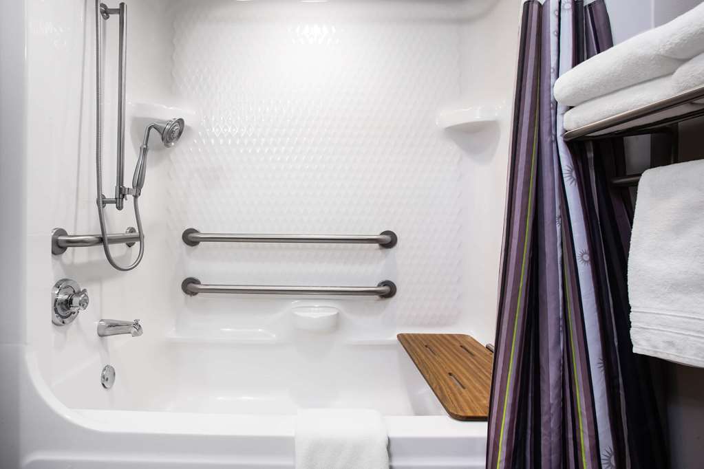 La Quinta Inn & Suites by Wyndham Pontoon Beach - photo 22