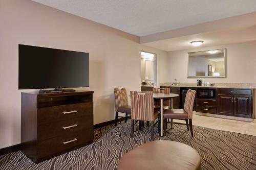 Evansville Plaza Hotel And Suites - photo 40
