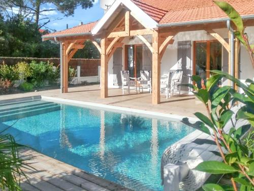 Holiday Home Rue Gambetta — 4-Star Luxury Hotel in Soulac-Sur-Mer, France